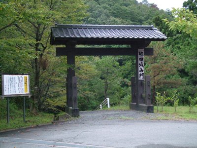 写真:04.駐車場横の山門
