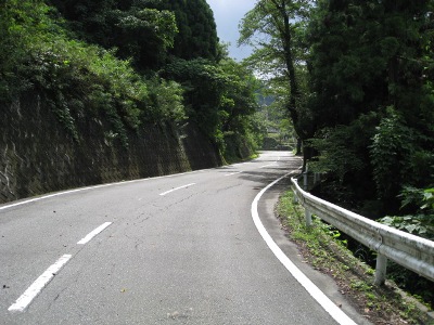ダム横の道路